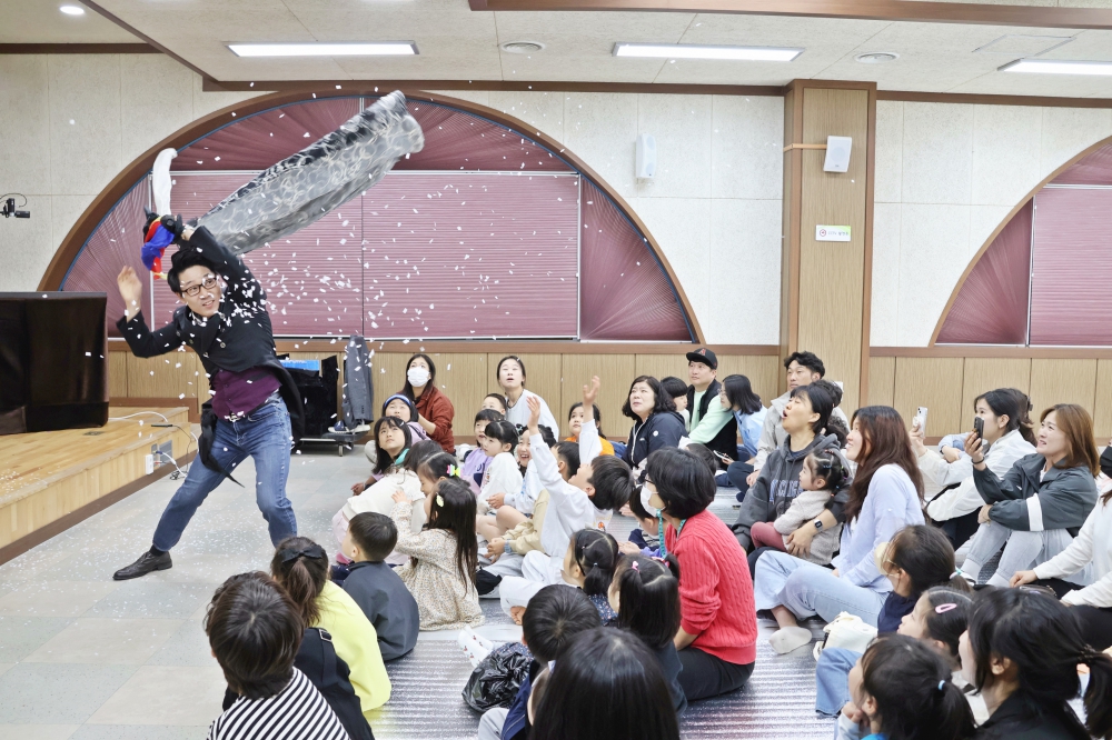 4월 도서관 주간행사 첨부이미지 : 마술1.JPG