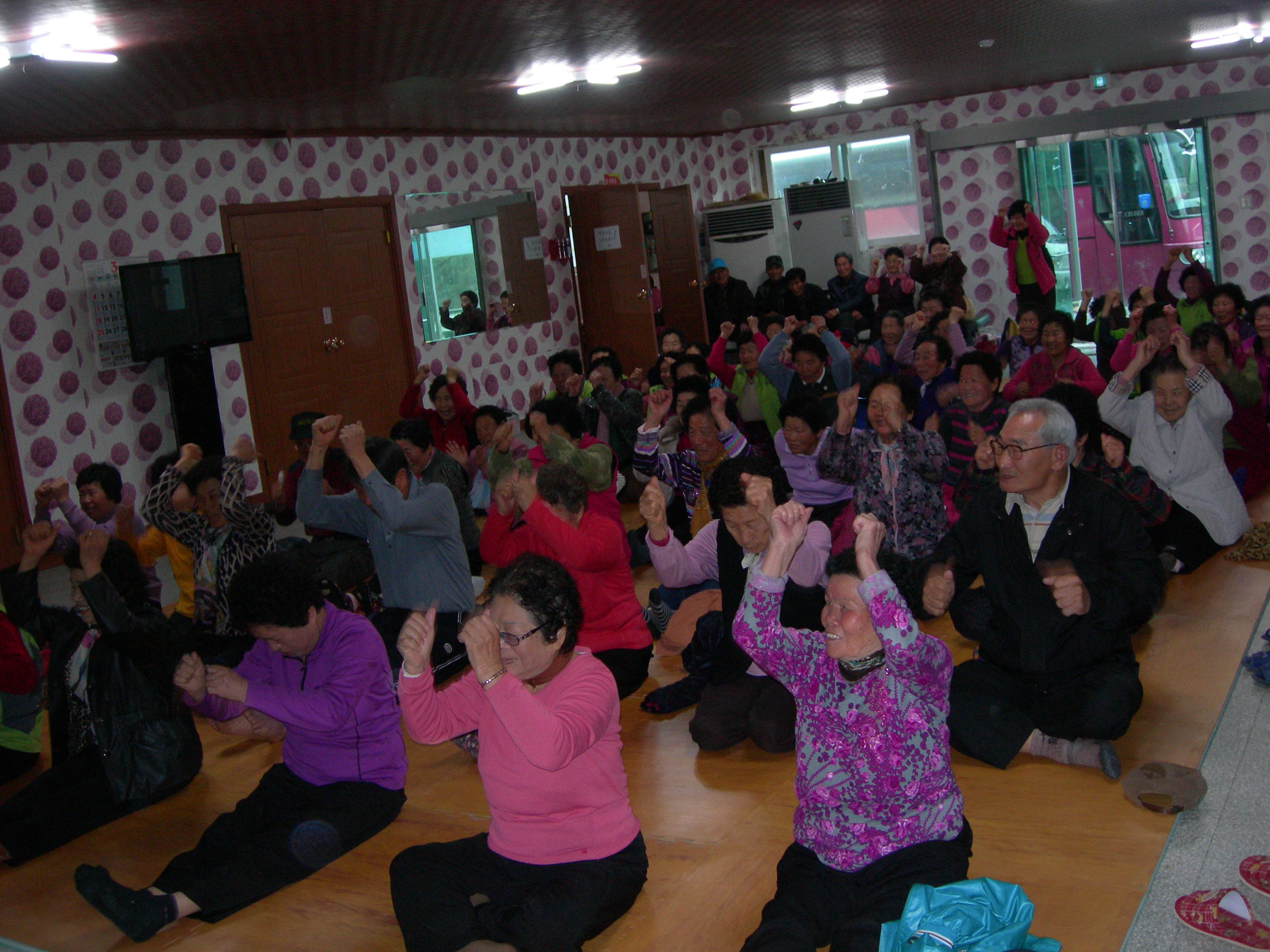 비좁은공간수많은사람(65세이상노인)어떻게 첨부#2