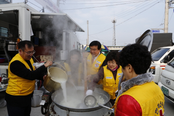 대한적십자사 진도지회 2015희망풍차 온기 나눔 떡국봉사 첨부#2