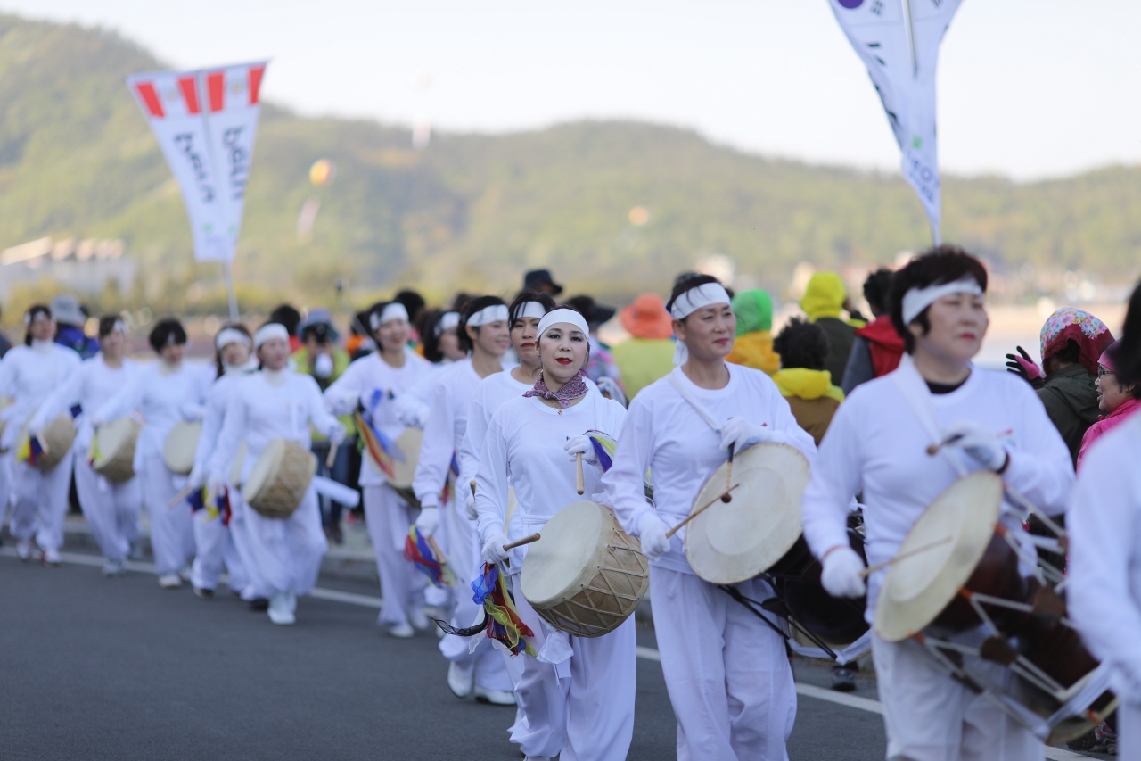 진도신비의바닷길축제 북놀이 퍼레이드 이미지