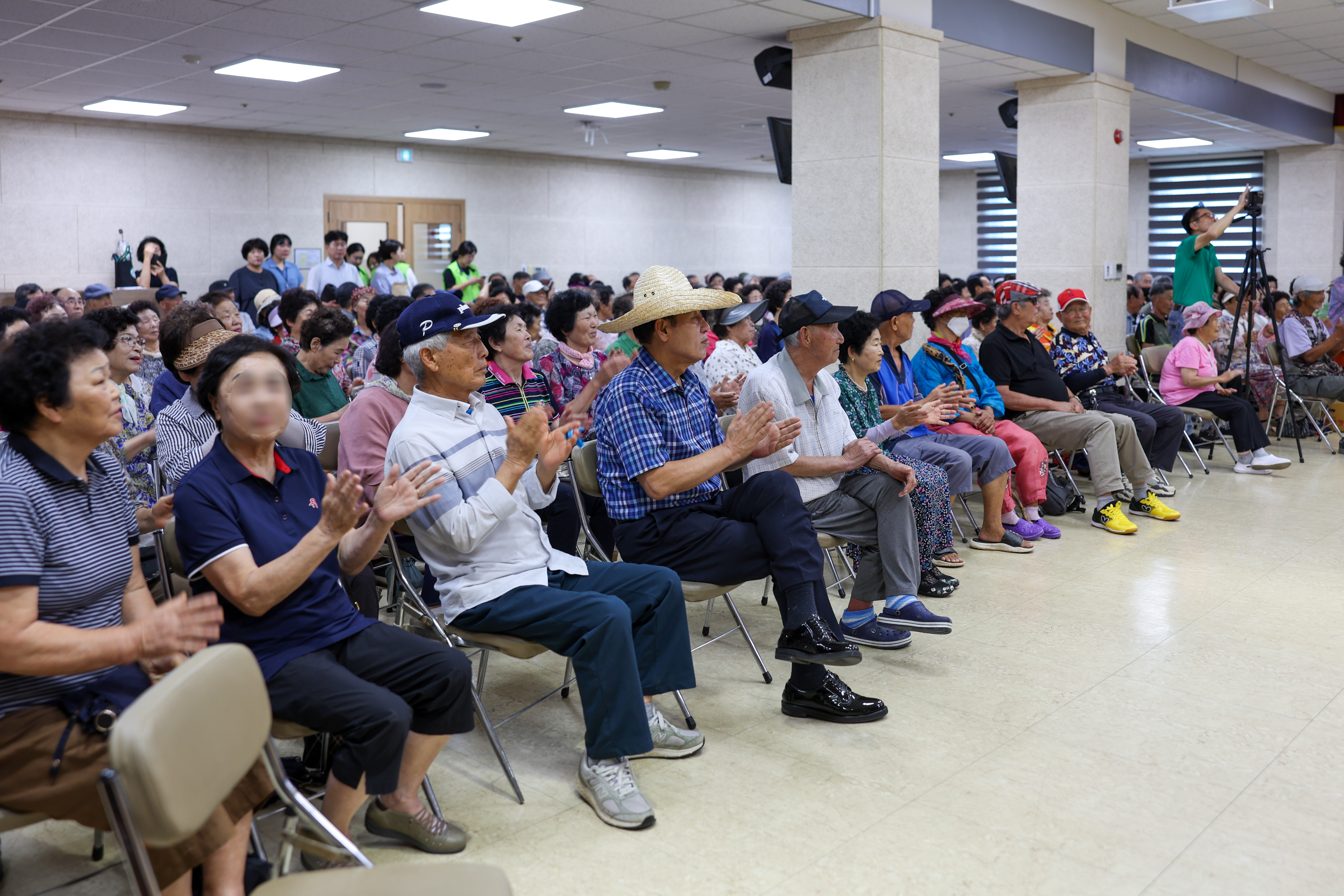 노인마음돌봄 공연장 방문 격려 첨부#8