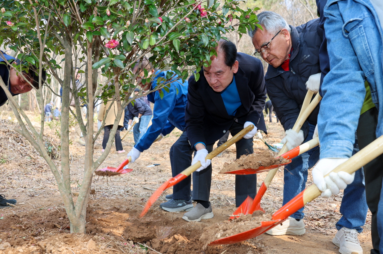 진도군, 제81회 식목일 기념 ‘나무심기 행사’ 성료 첨부#2